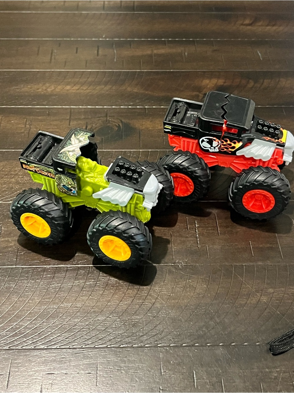 Hot Wheels Bash Ups Monster Trucks  Bone Shaker Grave Digger